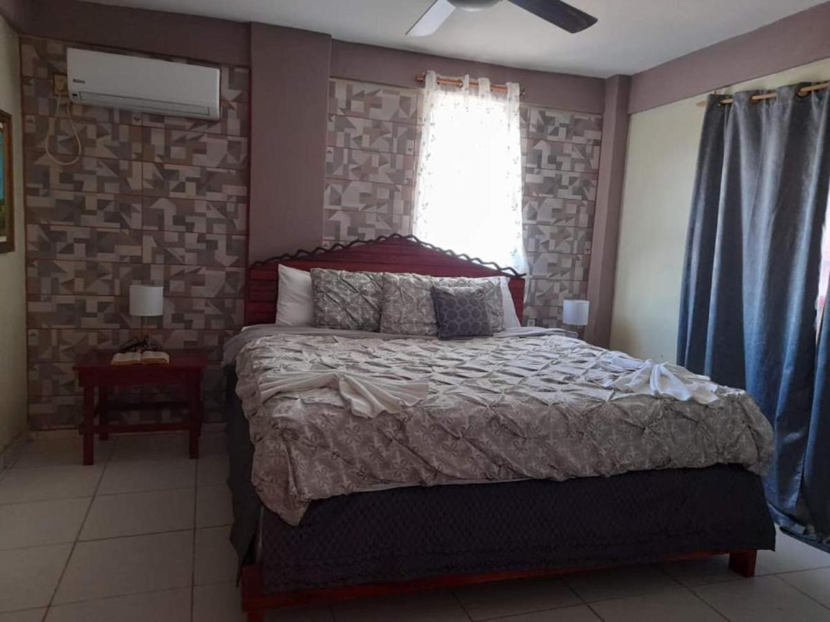 La Delphina Bed And Breakfast Bar And Grill La Ceiba Dış mekan fotoğraf
