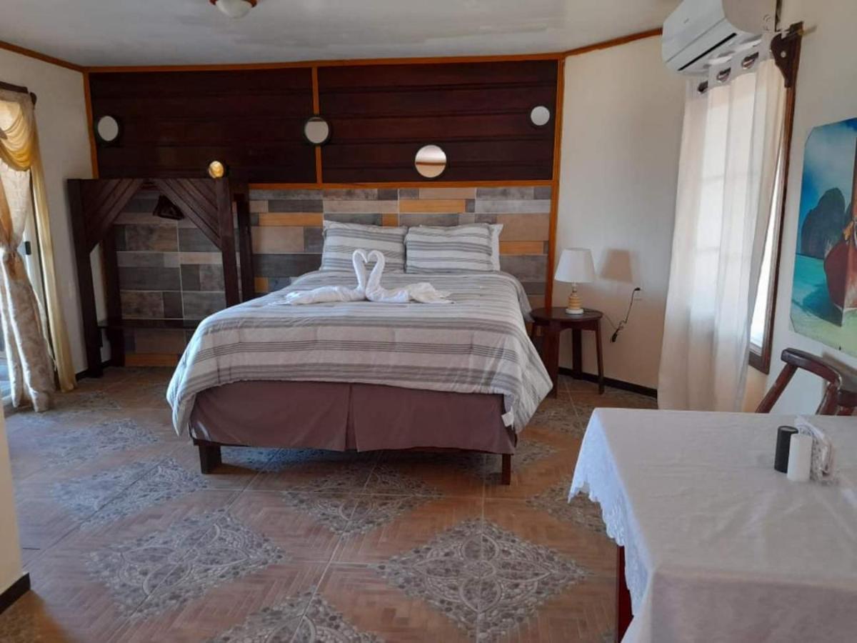 La Delphina Bed And Breakfast Bar And Grill La Ceiba Dış mekan fotoğraf