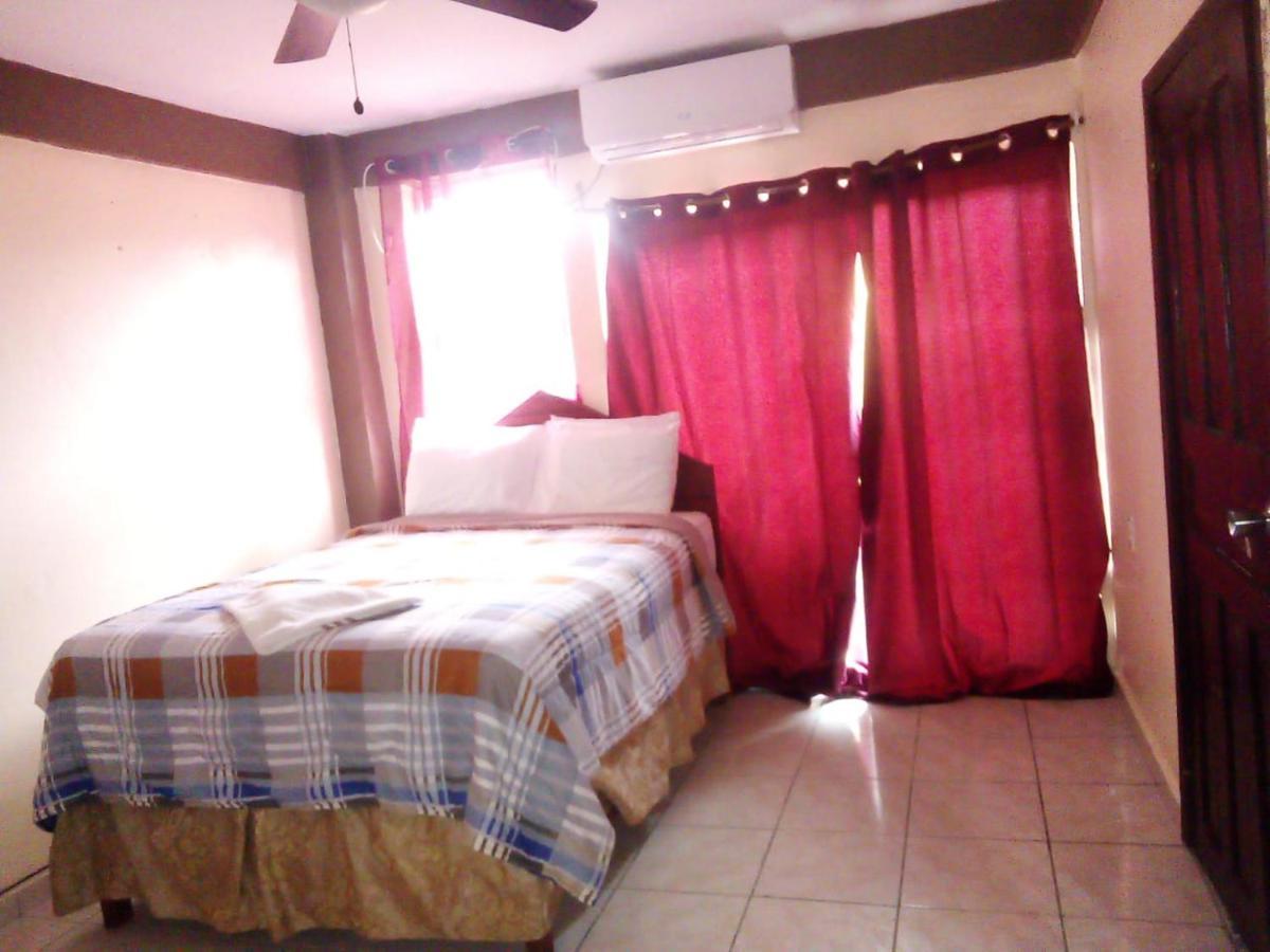 La Delphina Bed And Breakfast Bar And Grill La Ceiba Dış mekan fotoğraf