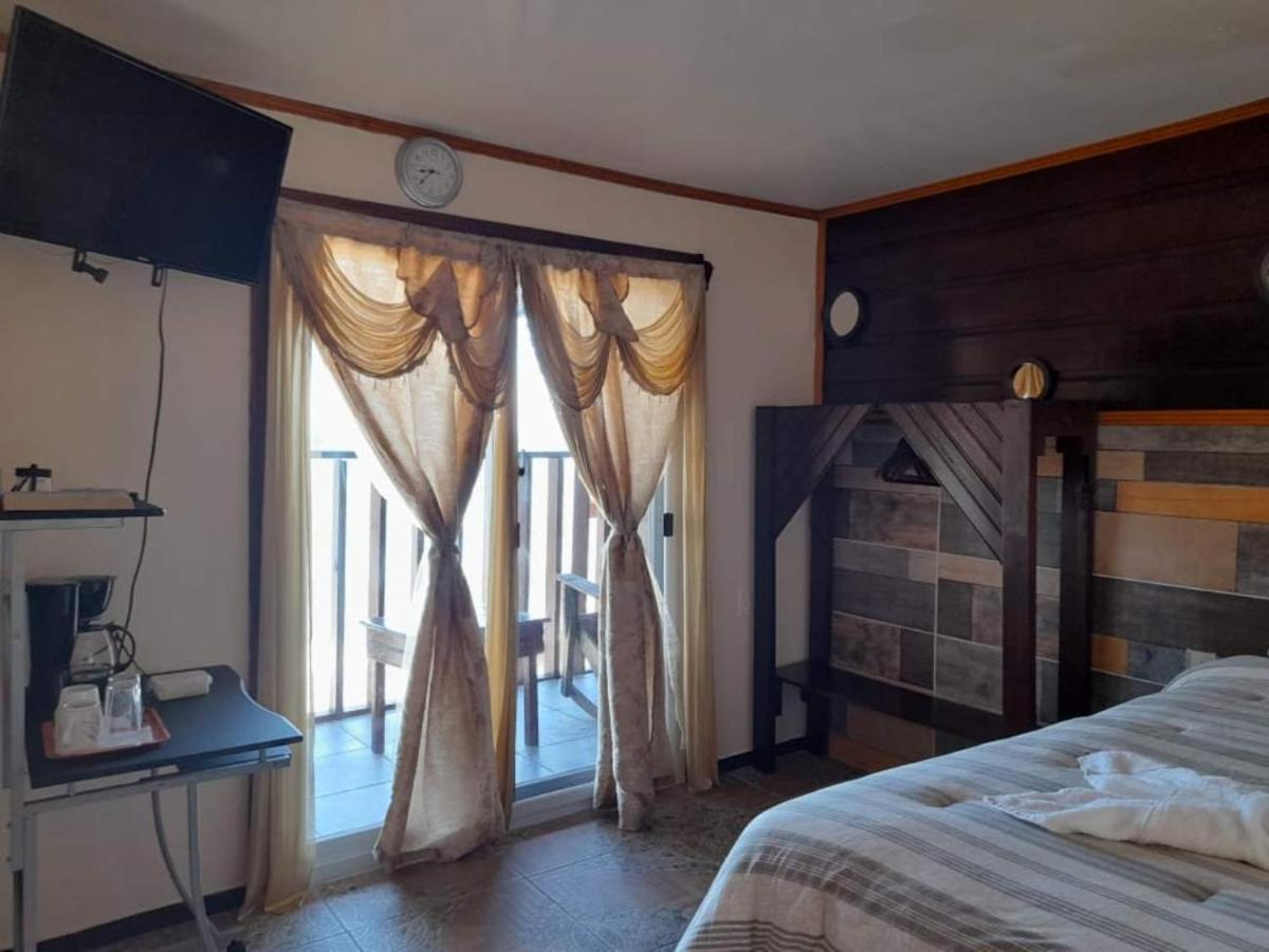 La Delphina Bed And Breakfast Bar And Grill La Ceiba Dış mekan fotoğraf