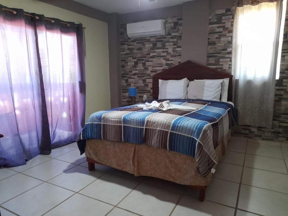 La Delphina Bed And Breakfast Bar And Grill La Ceiba Dış mekan fotoğraf