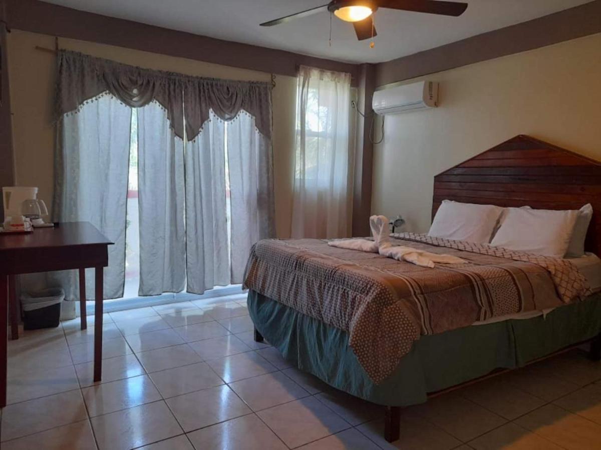 La Delphina Bed And Breakfast Bar And Grill La Ceiba Dış mekan fotoğraf