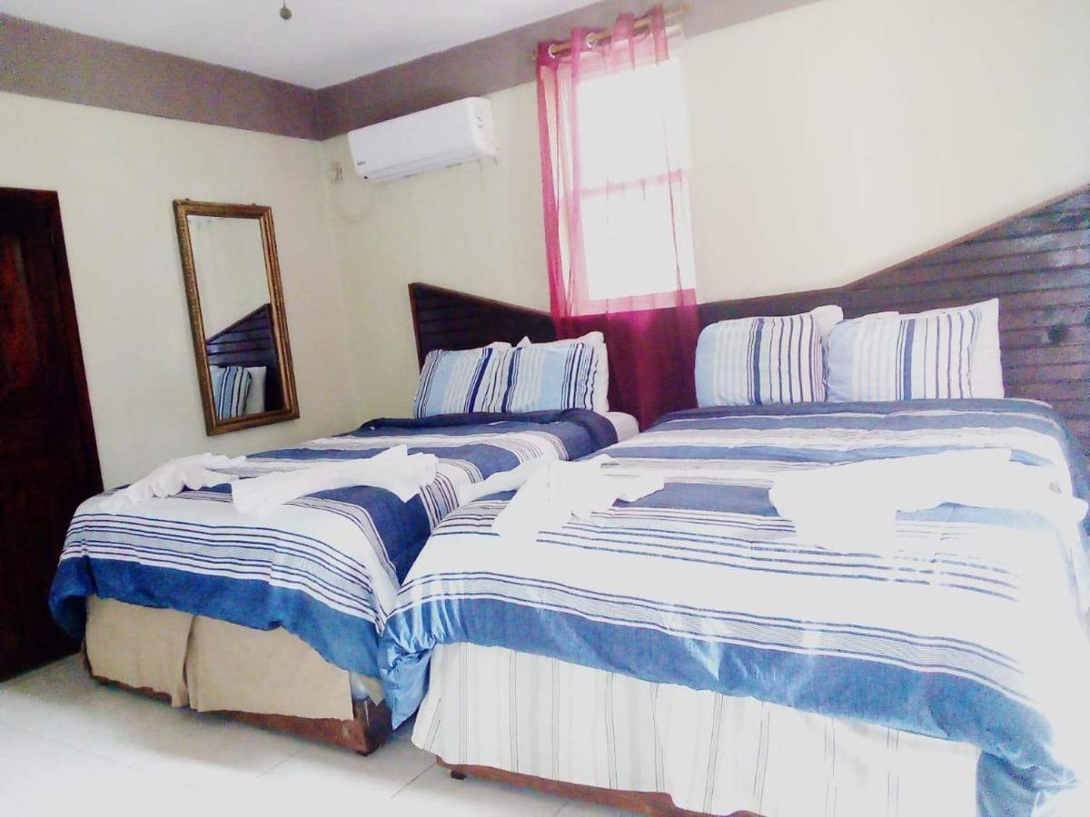 La Delphina Bed And Breakfast Bar And Grill La Ceiba Dış mekan fotoğraf