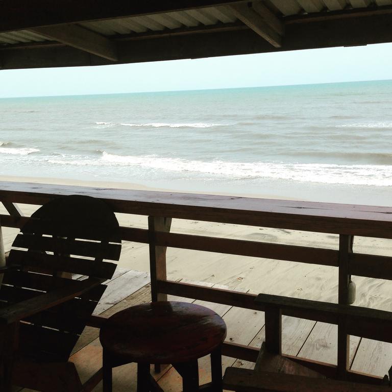 La Delphina Bed And Breakfast Bar And Grill La Ceiba Dış mekan fotoğraf