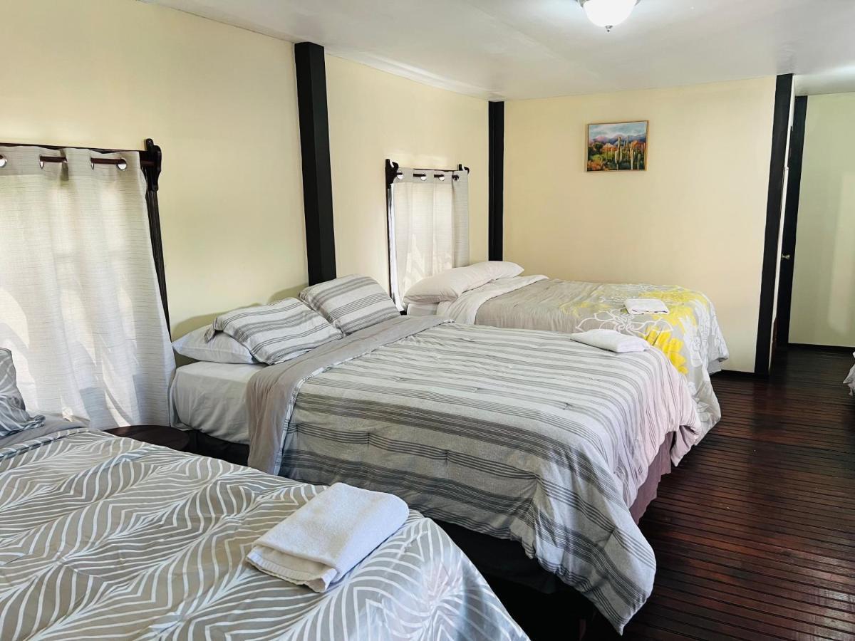 La Delphina Bed And Breakfast Bar And Grill La Ceiba Dış mekan fotoğraf