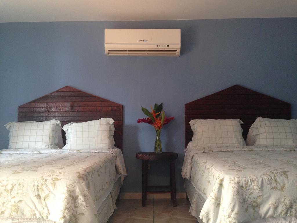 La Delphina Bed And Breakfast Bar And Grill La Ceiba Dış mekan fotoğraf