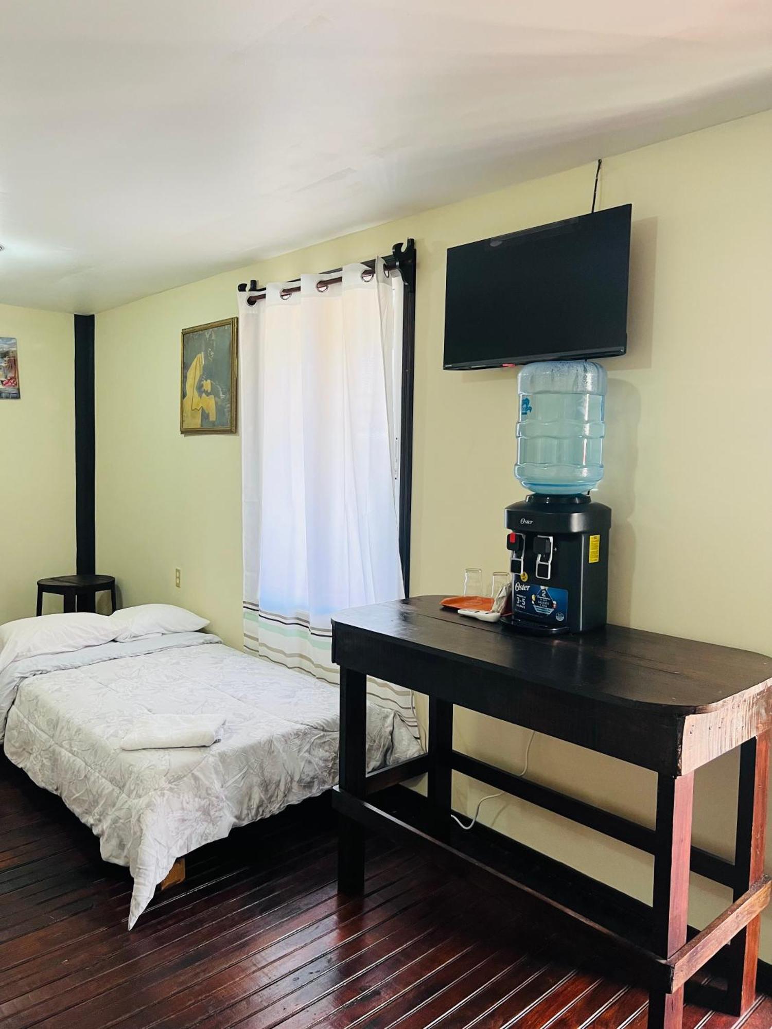 La Delphina Bed And Breakfast Bar And Grill La Ceiba Dış mekan fotoğraf