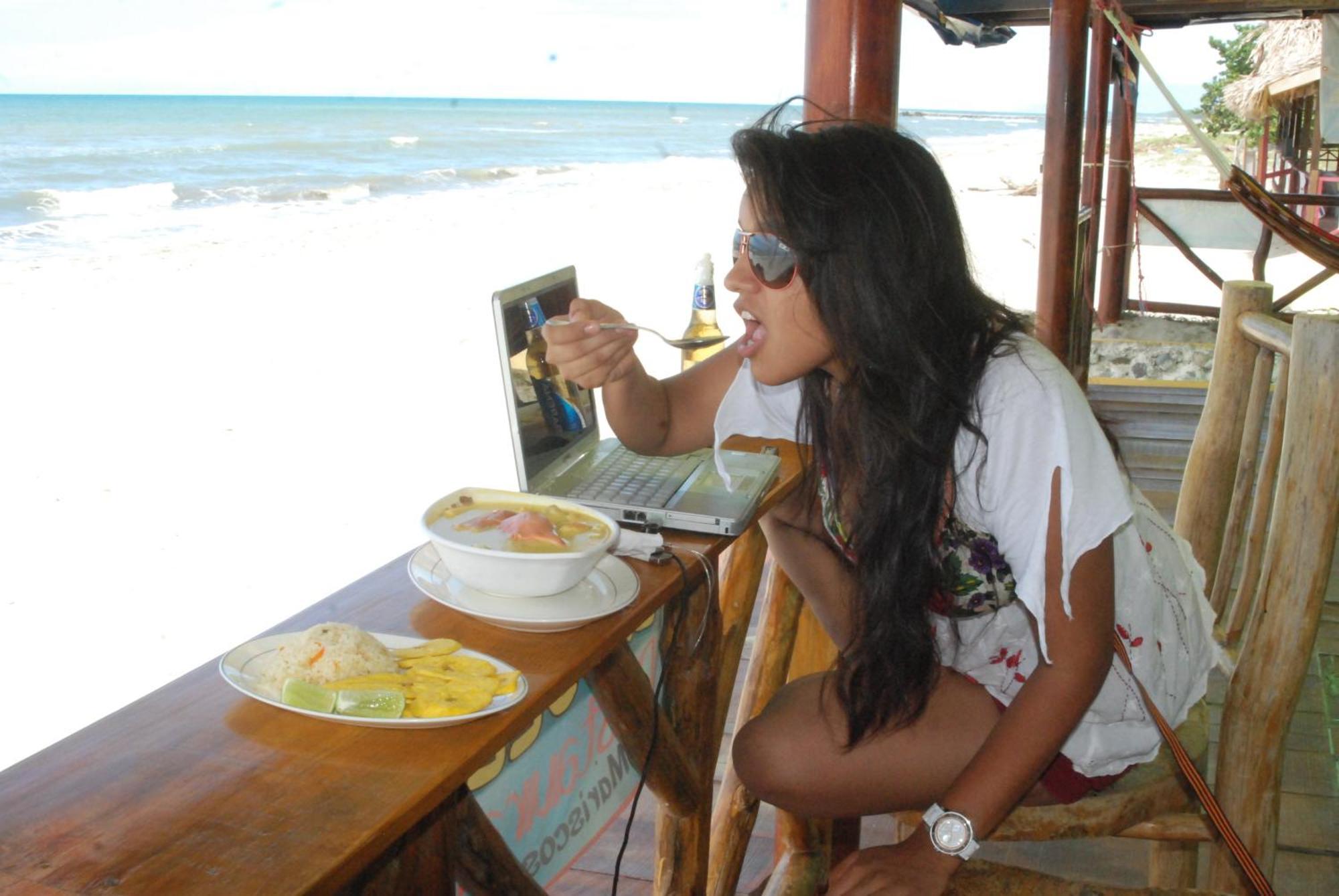 La Delphina Bed And Breakfast Bar And Grill La Ceiba Dış mekan fotoğraf