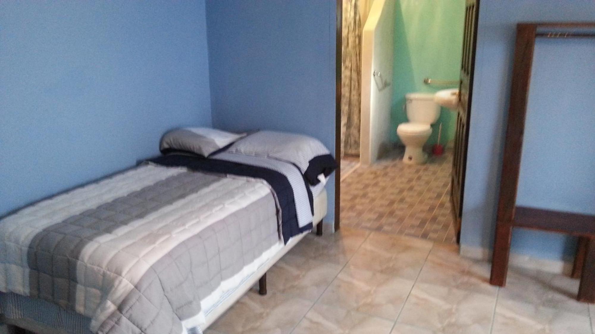 La Delphina Bed And Breakfast Bar And Grill La Ceiba Oda fotoğraf