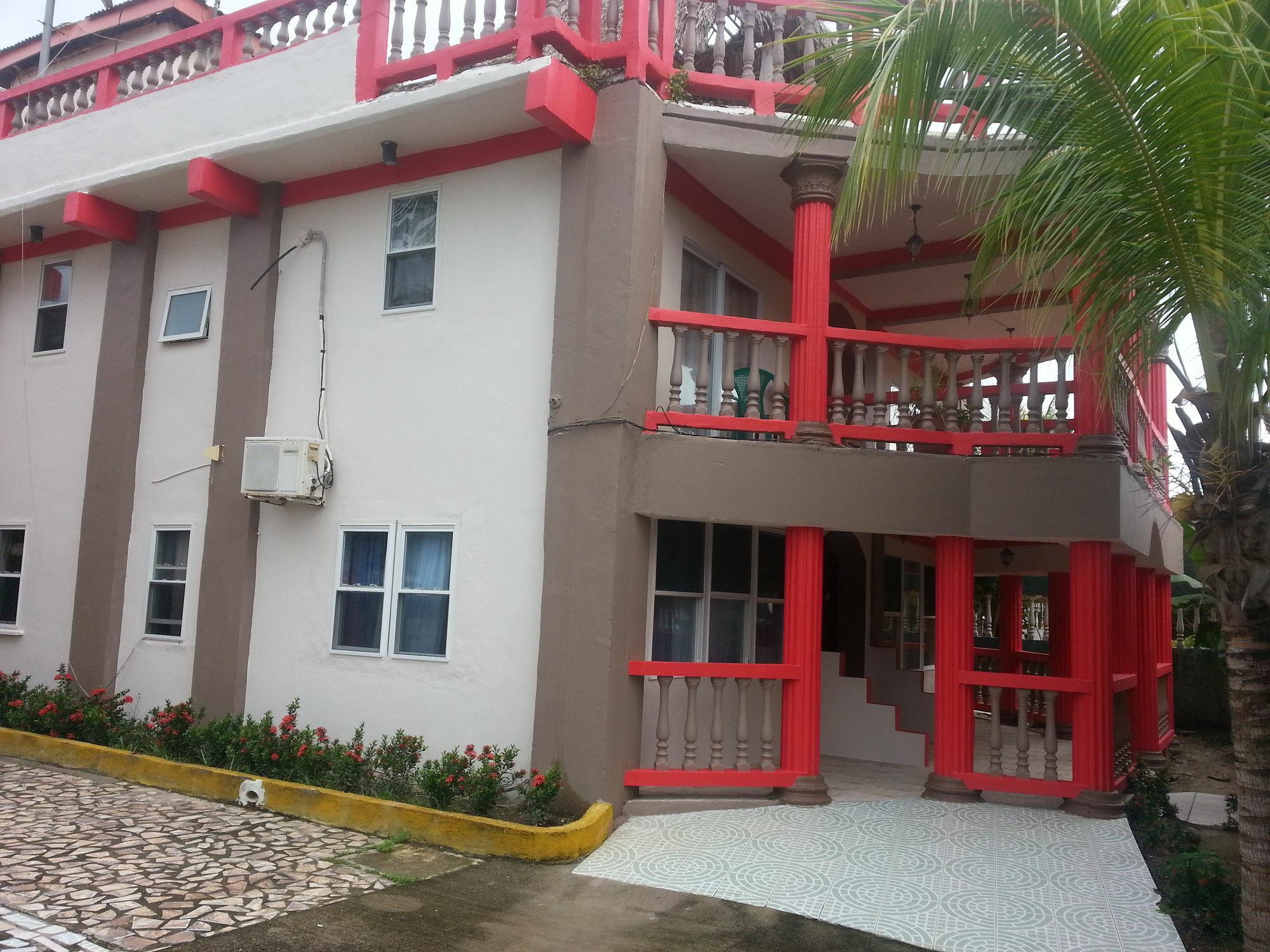 La Delphina Bed And Breakfast Bar And Grill La Ceiba Dış mekan fotoğraf